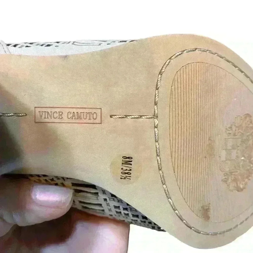 Vince Camuto Keannie Beige Laser Cutout
Leather adjustable Heel Sandals Size 8 - Picture 8 of 8